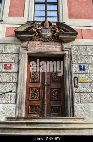 Praga, Repubblica Ceca - Ott 26, 2018. Vecchio ornati in legno intagliato porta nel complesso del Castello di Praga Repubblica Ceca. Foto Stock