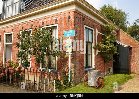 Le case nel tradizionale villaggio di pescatori open-air museum di Zuiderzee (Zuiderzeemuseum), Enkhuizen, Paesi Bassi. Foto Stock