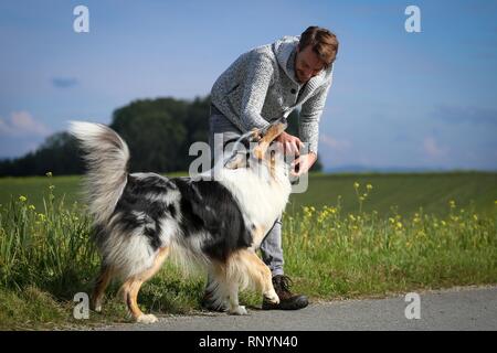 Uomo e longhaired Collie Foto Stock