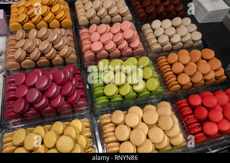 Macaron in vendita presso il Café Pouchkine, Printemps department store, Parigi, Francia Foto Stock