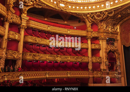 Posti a sedere presso il Palais Garnier (aka Opera Garnier), Parigi, Francia Foto Stock