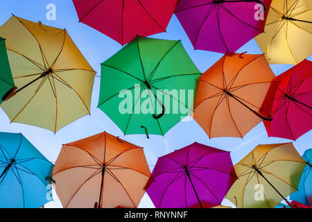 'Ombrello cielo' arte di installazione presso Le Village Royal, Rue Royale, Parigi, Francia Foto Stock