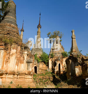 Shwe Inn Thein Paya, Indein, (Nyaungshwe), Lago Inle,stato Shan, Myanmar (Birmania). Meteo-picchiato buddhistic zedi costruito nel XVII e XVIII secolo Foto Stock