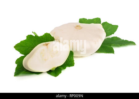 Patty pan Squash con foglie isolati su sfondo bianco. Pattypan. Foto Stock