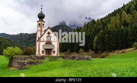 Bellissimo paesaggio delle Alpi. Migliori località alpina, St Johann chiesa, Santa Maddalena in Val di Funes, Dolomiti, Italia Foto Stock
