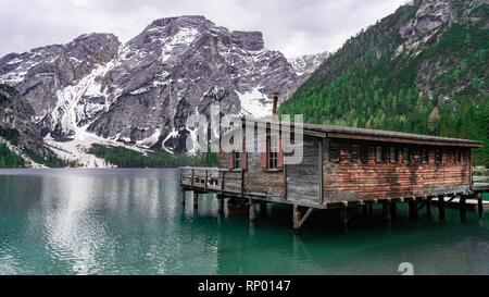 Lo splendido paesaggio di montagna con vista lago. Lago di Bries capanna a Dolomiti in Italia Foto Stock