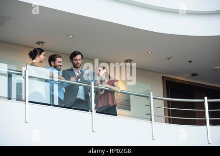 La gente di affari con computer portatile sul balcone hotel Foto Stock