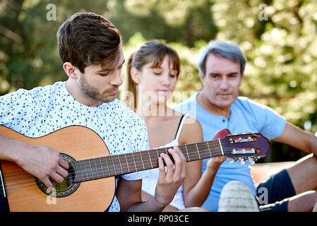 Giovane uomo a suonare la chitarra Foto Stock