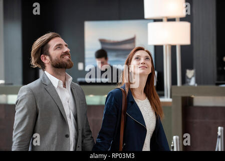 Sorridente la gente di affari a piedi nella lobby Foto Stock