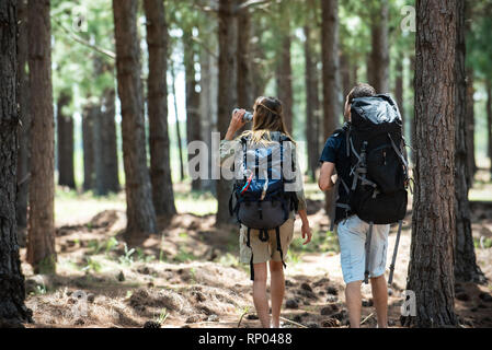 Coppia giovane escursioni nella foresta Foto Stock