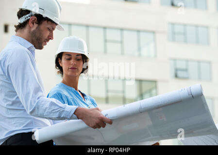 Architetti rivedendo cianografia Foto Stock