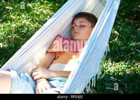 Ragazzo rilassante in amaca Foto Stock