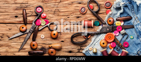Bobine di filo di base e strumenti di cucitura.Accessori per cucire, fili, bottoni e stoffa.banner lungo Foto Stock