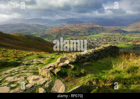 La vista dalla Wansfell sopra la città di Ambleside nel Parco Nazionale del Distretto dei Laghi, Cumbria, Inghilterra. Foto Stock