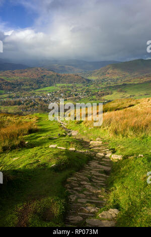 La vista dalla Wansfell sopra la città di Ambleside nel Parco Nazionale del Distretto dei Laghi, Cumbria, Inghilterra. Foto Stock