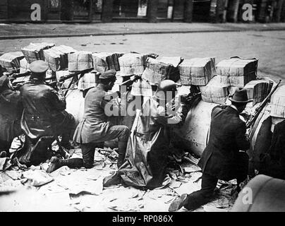 La rivoluzione tedesca - le truppe del governo versus Spartacans a Berlino. Le truppe del governo nel combattimento reale con Spartacans in Schutzenstrasse a Berlino. Essi hanno trincerarsi dietro enormi fasci di giornali di ca. 1919 Foto Stock