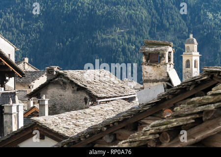 I tetti in pietra delle case tradizionali, Soglio, Val Bregaglia, Maloja regione del Cantone dei Grigioni, Svizzera Foto Stock