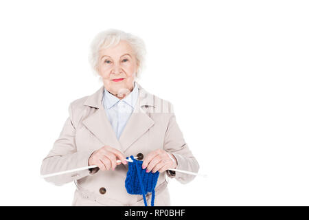 Felice pensionato donna in piedi e maglia isolato su bianco Foto Stock