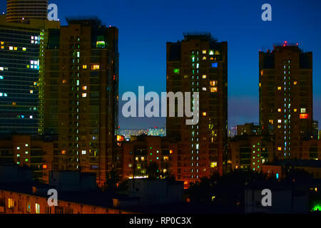 Moderno ed alto edifici residenziali di notte Foto Stock
