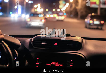 Vista dalla vettura in movimento sulla autostrada di notte Foto Stock