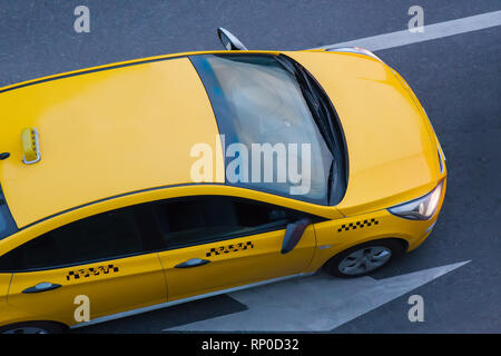 Taxi giallo si muove sulla strada di città Foto Stock