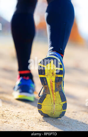 Chiudere fino sulla scarpa da corsa di un uomo anziano avente runner stretching prima di eseguire - atleta preparazione nella posizione di avvio per avviare una corsa Foto Stock