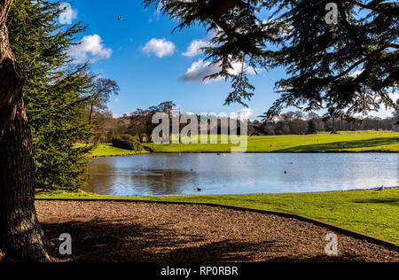 Giardini del Castello di Leeds vicino a Maidstone nel Kent visto da un sentiero locale Foto Stock