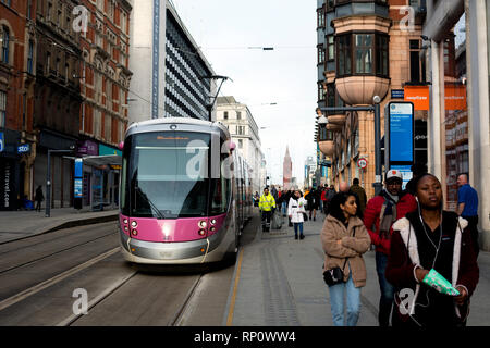 West Midlands metro tram in Corporation Street, Birmingham, Regno Unito Foto Stock