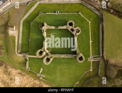 Veduta aerea del castello di Rhuddlan rovina da direttamente in testa e si affaccia sul cortile interno, Rhuddlan, Denbighshire, il Galles del Nord Foto Stock