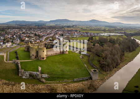 Veduta aerea del castello di Rhuddlan rovina attraverso il Fiume Clwyd con Rhuddlan cittadina in distanza, Denbighshire, il Galles del Nord Foto Stock