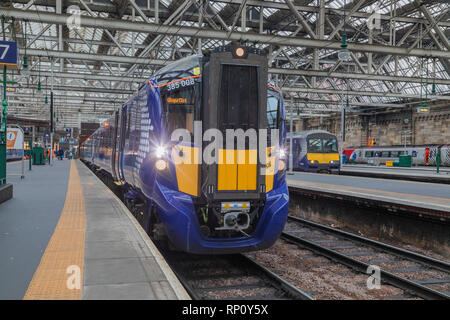 La classe Scotrail 385 treno elettrico sul Cathcart Circle Line. I nuovi treni Hitachi ha iniziato a operare su tale rotta su lunedì 18 febbraio 2019 Foto Stock