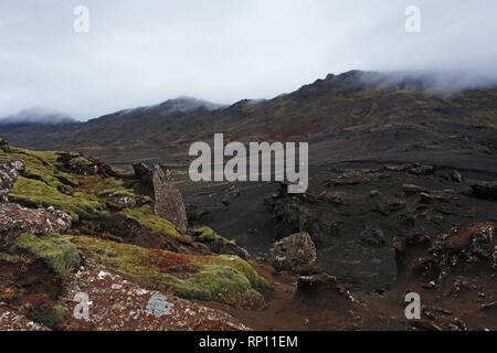 Lago di Reykjanes con nero campo di lava Foto Stock