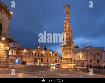 Obelisco Sant'Oronzo obelisco ( Colonna di Sant'Oronzo ) nella piazza principale di Ostuni (Piazza della Liberta piazza). Ostuni Puglia, Italia di notte Foto Stock