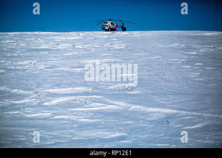 Un elicottero di atterraggio sulla neve in Russia. Foto Stock