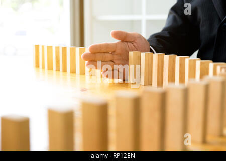 Business si ferma mano domino capovolta continua nel senso che ostacolavano il fallimento aziendale. Stop Over questo fallimento aziendale concetto. Foto Stock