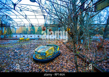 Paraurti in automobili la città evacuata pripjat all'interno della zona di esclusione di Chernobyl in Ucraina Foto Stock