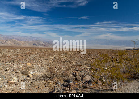 Vista nord sulla California State Route 190 giù nella valle della morte da emigrante area campeggio, il Parco Nazionale della Valle della Morte, CA, Stati Uniti. Foto Stock