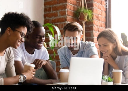 Gli studenti divertente guardare film su internet in caffetteria Foto Stock