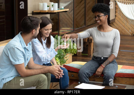 Coppia felice come ottenere le chiavi da casa nuova Foto Stock