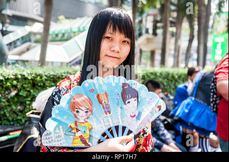 Immagini delle incredibili Cosplay Tailandesi ragazze e ragazzi al Japan Expo 2019 a Bangkok Thailandia. Un artista thai cosplay tiene un ventilatore al suo viso. Foto Stock