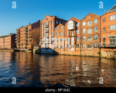 Convertito riverside edifici delle chiamate in atterraggio sul fiume Aire in Leeds West Yorkshire Inghilterra Foto Stock