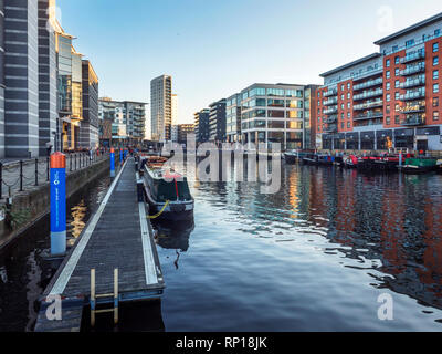 Narrowboats e moderni appartamenti a Leeds Dock West Yorkshire Inghilterra Foto Stock