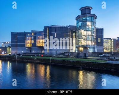 Royal Armouries Museum dal fiume Aire al crepuscolo Leeds West Yorkshire Inghilterra Foto Stock