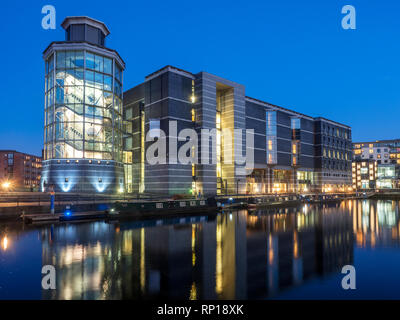 Il Royal Armouries Museum di Leeds Dock al crepuscolo Leeds West Yorkshire Inghilterra Foto Stock