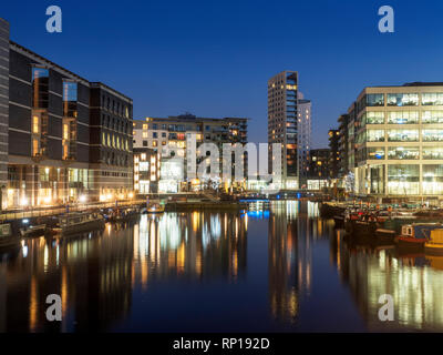 Edifici moderni si riflette nel Dock di Leeds all'imbrunire Leeds West Yorkshire Inghilterra Foto Stock