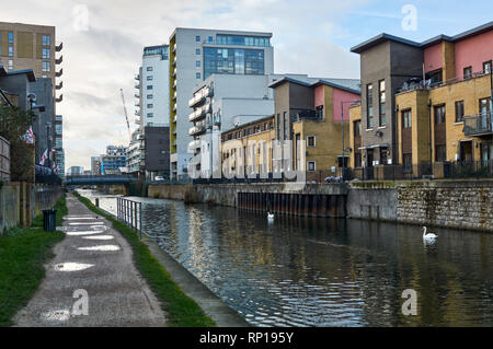 Nuovi appartamenti e alloggi lungo il Limehouse tagliare, vicino Limehouse, in East End di Londra, Regno Unito Foto Stock