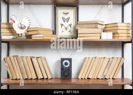 Radio compatta sul ripiano in vendemmia interno del soggiorno Foto Stock