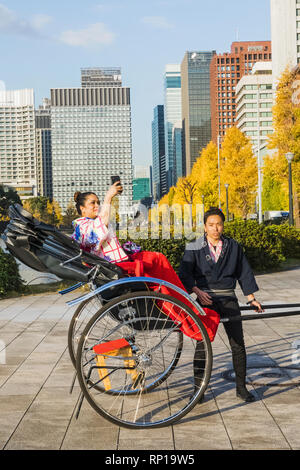 Giappone, Honshu, Tokyo, Marunouchi, turistico in Rickshaw Foto Stock
