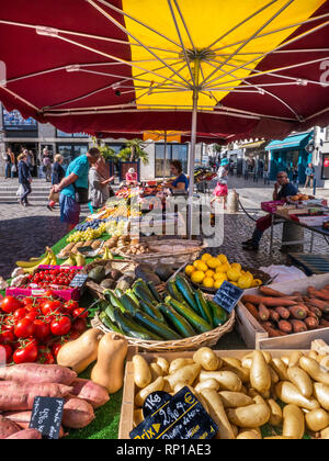 MERCATO AGRICOLO DI CONCARNEAU MERCATO ALL'APERTO DELLA BRETAGNA prodotti francesi freschi in vendita al giorno del mercato nella piazza con un'interessante esposizione di una varietà di prodotti locali del mercato francese, tra cui patate dolci e novelle locali in primo piano Concarneau Bretagna Bretagna Bretagna Bretagna Francia Foto Stock