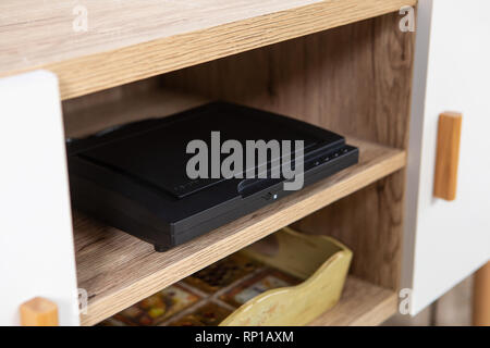 Compatto lettore DVD all'interno sul cabinet del televisore Foto Stock